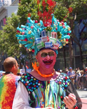San Francisco, Ca - 30 Haziran 2019: Dünyanın en eski ve en büyük Lgbtqia geçit törenlerinden biri olan 49. Geleneksel Gay Onur Yürüyüşü 'ne katılanlar, 200' den fazla birlik ve 100 binden fazla seyirci