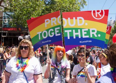 San Francisco, Ca - 30 Haziran 2019: Dünyanın en eski ve en büyük Lgbtqia geçit törenlerinden biri olan 49. Geleneksel Gay Onur Yürüyüşü 'ne katılanlar, 200' den fazla birlik ve 100 binden fazla seyirci
