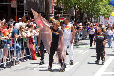 San Francisco, Ca - 30 Haziran 2019: Dünyanın en eski ve en büyük Lgbtqia geçit törenlerinden biri olan 49. Geleneksel Gay Onur Yürüyüşü 'ne katılanlar, 200' den fazla birlik ve 100 binden fazla seyirci
