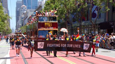 San Francisco, Ca - 30 Haziran 2019: Dünyanın en eski ve en büyük Lgbtqia geçit törenlerinden biri olan 49. Geleneksel Gay Onur Yürüyüşü 'ne katılanlar, 200' den fazla birlik ve 100 binden fazla seyirci