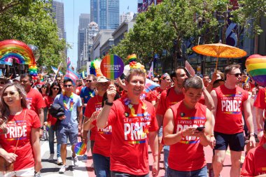 San Francisco, Ca - 30 Haziran 2019: Dünyanın en eski ve en büyük Lgbtqia geçit törenlerinden biri olan 49. Geleneksel Gay Onur Yürüyüşü 'ne katılanlar, 200' den fazla birlik ve 100 binden fazla seyirci