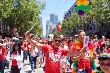 San Francisco, Ca - 30 Haziran 2019: Dünyanın en eski ve en büyük Lgbtqia geçit törenlerinden biri olan 49. Geleneksel Gay Onur Yürüyüşü 'ne katılanlar, 200' den fazla birlik ve 100 binden fazla seyirci