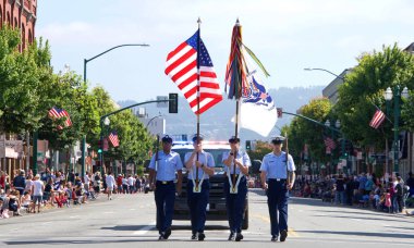 Alameda, Ca - 4 Temmuz 2019: Ülkenin en büyük ve en uzun Bağımsızlık Günü geçit törenlerinden biri olan Alameda 4 Temmuz Geçidi 'nin kimliği belirsiz katılımcıları.