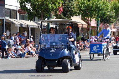 Alameda, Ca - 4 Temmuz 2019: Alameda Belediye Başkanı Marilyn Ezzy Ashcraft ülkenin en büyük ve en uzun Bağımsızlık Günü geçit törenlerinden biri olan Alameda 4 Temmuz Geçidi 'ne katıldı..