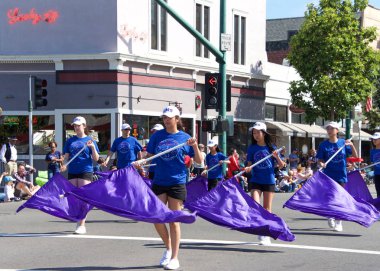 Alameda, Ca - 4 Temmuz 2019: Lincoln Ortaokulu grubu, ülkenin en büyük ve en uzun Bağımsızlık Günü geçit törenlerinden biri olan Alameda 4 Temmuz Geçidi 'ne katıldı..