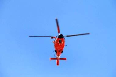 Alameda, Ca - 4 Temmuz 2019: Ülkenin en büyük ve en uzun Bağımsızlık Günü geçit törenlerinden biri olan Alameda 4 Temmuz Geçidi üzerinde uçan Sahil Güvenlik helikopteri.