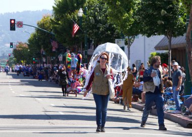Alameda, Ca - 4 Temmuz 2019: Ülkenin en büyük ve en uzun Bağımsızlık Günü geçit törenlerinden biri olan Alameda 4 Temmuz Geçidi 'nin kimliği belirsiz katılımcıları.
