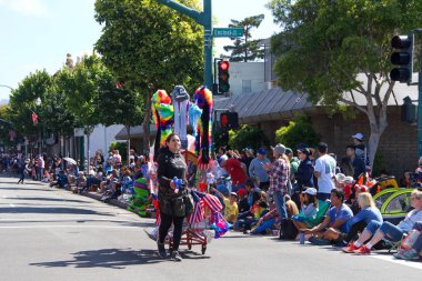 Alameda, Ca - 4 Temmuz 2019: Ülkenin en büyük ve en uzun Bağımsızlık Günü geçit törenlerinden biri olan Alameda 4 Temmuz Geçidi 'nin kimliği belirsiz katılımcıları. Sokak satıcıları yol boyunca satış yapıyor..