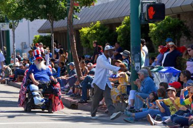 Alameda, Ca - 4 Temmuz 2019: Ülkenin en büyük ve en uzun Bağımsızlık Günü geçit törenlerinden biri olan Alameda 4 Temmuz Geçidi 'nin kimliği belirsiz katılımcıları.