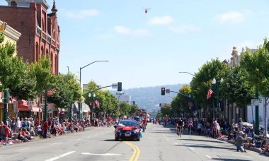 Alameda, Ca - 4 Temmuz 2019: Ülkenin en büyük ve en uzun Bağımsızlık Günü geçit törenlerinden biri olan Alameda 4 Temmuz Geçidi 'nin kimliği belirsiz katılımcıları.