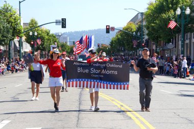 Alameda, Ca - 4 Temmuz 2019: Ülkenin en büyük ve en uzun Bağımsızlık Günü geçit törenlerinden biri olan Alameda 4 Temmuz Geçidi 'nin kimliği belirsiz katılımcıları.