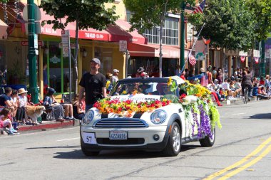 Alameda, Ca - 4 Temmuz 2019: Ülkenin en büyük ve en uzun Bağımsızlık Günü geçit törenlerinden biri olan Alameda 4 Temmuz Geçidi 'nin kimliği belirsiz katılımcıları.