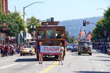 Alameda, Ca - 4 Temmuz 2019: Ülkenin en büyük ve en uzun Bağımsızlık Günü geçit törenlerinden biri olan Alameda 4 Temmuz Geçidi 'nin kimliği belirsiz katılımcıları.