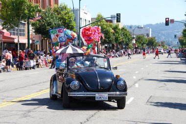 Alameda, Ca - 4 Temmuz 2019: Ülkenin en büyük ve en uzun Bağımsızlık Günü geçit törenlerinden biri olan Alameda 4 Temmuz Geçidi 'nin kimliği belirsiz katılımcıları.