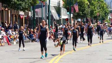 Alameda, Ca - 4 Temmuz 2019: Ülkenin en büyük ve en uzun Bağımsızlık Günü geçit törenlerinden biri olan Alameda 4 Temmuz Geçidi 'nin kimliği belirsiz katılımcıları.