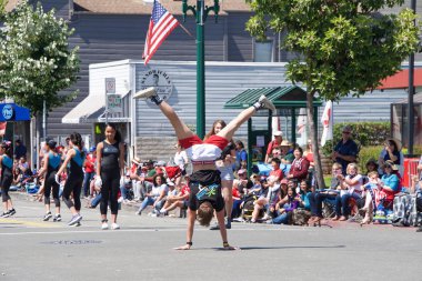 Alameda, Ca - 4 Temmuz 2019: Ülkenin en büyük ve en uzun Bağımsızlık Günü geçit törenlerinden biri olan Alameda 4 Temmuz Geçidi 'nin kimliği belirsiz katılımcıları.