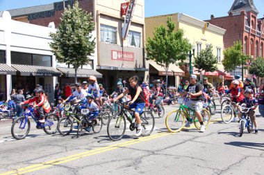 Alameda, Ca - 4 Temmuz 2019: Ülkenin en büyük ve en uzun Bağımsızlık Günü geçit törenlerinden biri olan Alameda 4 Temmuz Geçidi 'nin kimliği belirsiz katılımcıları. 