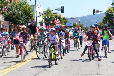 Alameda, Ca - 4 Temmuz 2019: Ülkenin en büyük ve en uzun Bağımsızlık Günü geçit törenlerinden biri olan Alameda 4 Temmuz Geçidi 'nin kimliği belirsiz katılımcıları.