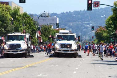 Alameda, Ca - 4 Temmuz 2019: Ülkenin en büyük ve en uzun Bağımsızlık Günü geçit törenlerinden biri olan Alameda 4 Temmuz Geçidi 'nin kimliği belirsiz katılımcıları. Sokak temizleyicileri hemen sonra temizler..