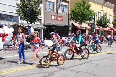 Alameda, Ca - 4 Temmuz 2019: Ülkenin en büyük ve en uzun Bağımsızlık Günü geçit törenlerinden biri olan Alameda 4 Temmuz Geçidi 'nin kimliği belirsiz katılımcıları. 