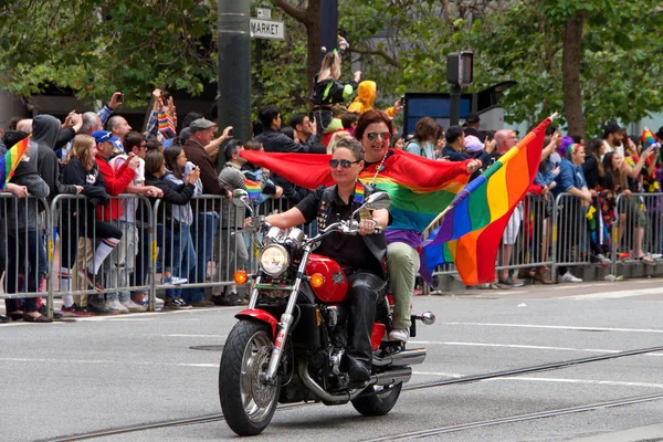 San Francisco, Ca - 30 Haziran 2019: Dünyanın en eski ve en büyük Lgbtqia geçit törenlerinden biri olan 49. Geleneksel Gay Onur Yürüyüşü 'ne katılanlar, 200' den fazla birlik ve 100 binden fazla seyirci