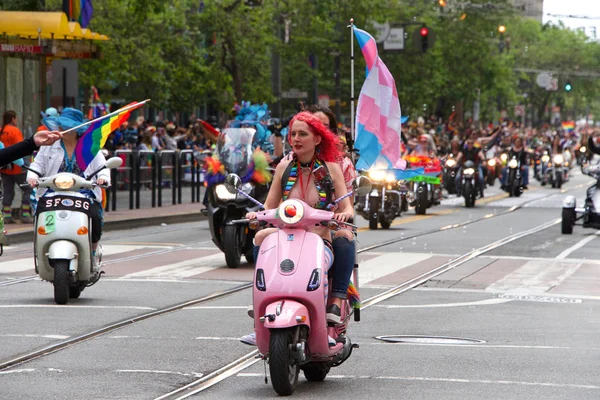 San Francisco, Ca - 30 Haziran 2019: Dünyanın en eski ve en büyük Lgbtqia geçit törenlerinden biri olan 49. Geleneksel Gay Onur Yürüyüşü 'ne katılanlar, 200' den fazla birlik ve 100 binden fazla seyirci
