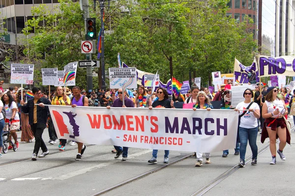 San Francisco, Ca - 30 Haziran 2019: Dünyanın en eski ve en büyük Lgbtqia geçit törenlerinden biri olan 49. Geleneksel Gay Onur Yürüyüşü 'ne katılanlar, 200' den fazla birlik ve 100 binden fazla seyirci