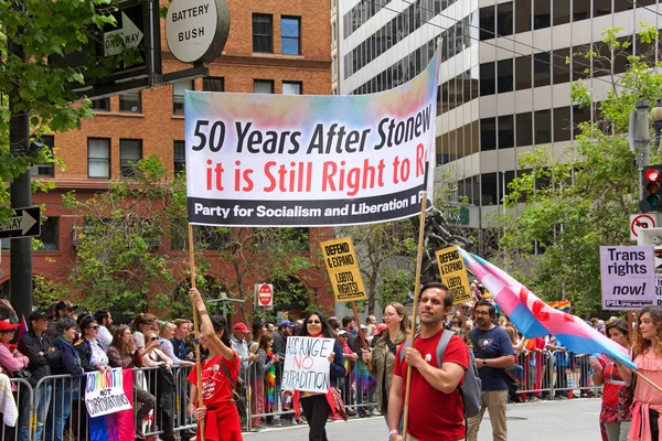 San Francisco, Ca - 30 Haziran 2019: Dünyanın en eski ve en büyük Lgbtqia geçit törenlerinden biri olan 49. Geleneksel Gay Onur Yürüyüşü 'ne katılanlar, 200' den fazla birlik ve 100 binden fazla seyirci