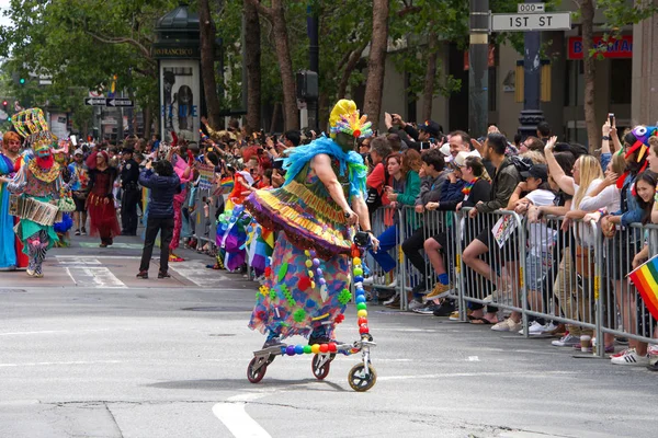 San Francisco, Ca - 30 Haziran 2019: Dünyanın en eski ve en büyük Lgbtqia geçit törenlerinden biri olan 49. Geleneksel Gay Onur Yürüyüşü 'ne katılanlar, 200' den fazla birlik ve 100 binden fazla seyirci