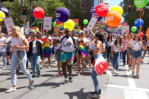 San Francisco, Ca - 30 Haziran 2019: Dünyanın en eski ve en büyük Lgbtqia geçit törenlerinden biri olan 49. Geleneksel Gay Onur Yürüyüşü 'ne katılanlar, 200' den fazla birlik ve 100 binden fazla seyirci