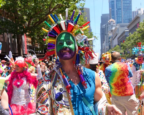 San Francisco, Ca - 30 Haziran 2019: Dünyanın en eski ve en büyük Lgbtqia geçit törenlerinden biri olan 49. Geleneksel Gay Onur Yürüyüşü 'ne katılanlar, 200' den fazla birlik ve 100 binden fazla seyirci