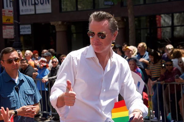San Francisco, Ca - 30 Haziran 2019: Gavin Newsom, dünyanın en eski ve en büyük geçit törenlerinden biri olan 49. Geleneksel Gay Onur Yürüyüşü 'nde 200' den fazla birlik ve 100.000 'den fazla seyirci