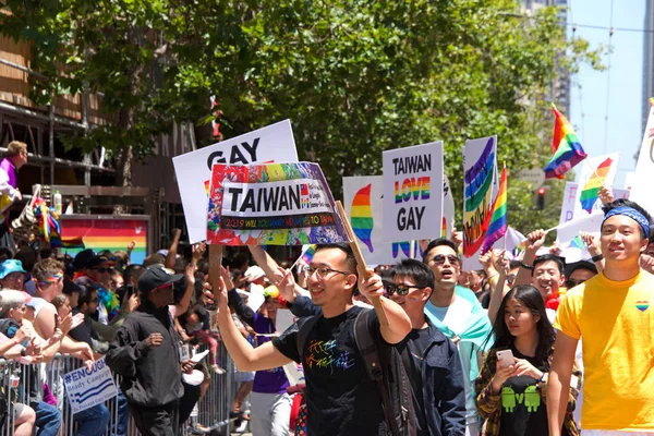 San Francisco, Ca - 30 Haziran 2019: Dünyanın en eski ve en büyük Lgbtqia geçit törenlerinden biri olan 49. Geleneksel Gay Onur Yürüyüşü 'ne katılanlar, 200' den fazla birlik ve 100 binden fazla seyirci