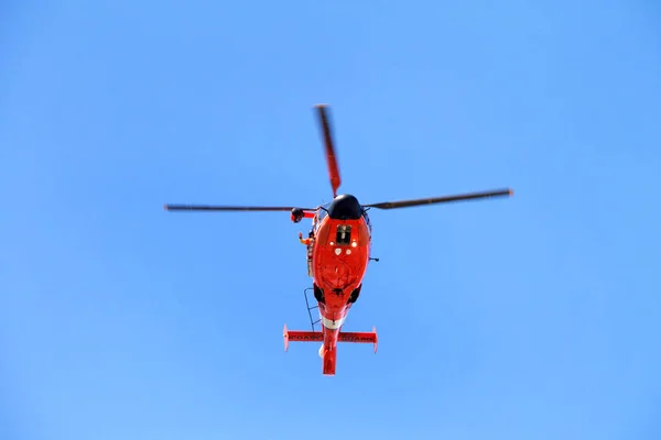 알레이 2019 미국에서 독립기념일 퍼레이드중 알레이 상공을 비행하는 해안경비대 헬리콥터 — 스톡 사진