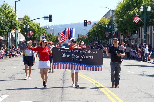 Alameda, Ca - 4 Temmuz 2019: Ülkenin en büyük ve en uzun Bağımsızlık Günü geçit törenlerinden biri olan Alameda 4 Temmuz Geçidi 'nin kimliği belirsiz katılımcıları.