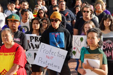 Berkeley, Ca - 19 Temmuz 2019: Sproul Plaza 'daki kimliği belirsiz protestocular, Hawaii' deki eylemcilerle dayanışma içinde olarak Mauna Kea 'yı 30 metrelik bir teleskopun tepesinden korumak için protesto ettiler.