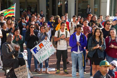 Berkeley, Ca - 19 Temmuz 2019: Sproul Plaza 'daki kimliği belirsiz protestocular, Hawaii' deki eylemcilerle dayanışma içinde olarak Mauna Kea 'yı 30 metrelik bir teleskopun tepesinden korumak için protesto ettiler.