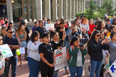 Berkeley, Ca - 19 Temmuz 2019: Sproul Plaza 'daki kimliği belirsiz protestocular, Hawaii' deki eylemcilerle dayanışma içinde olarak Mauna Kea 'yı 30 metrelik bir teleskopun tepesinden korumak için protesto ettiler.