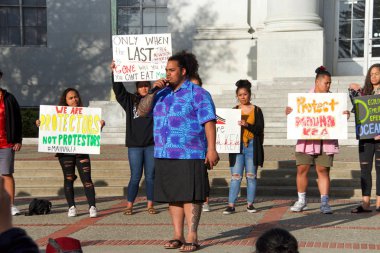 Berkeley, Ca - 19 Temmuz 2019: Sproul Plaza 'daki kimliği belirsiz protestocular, Hawaii' deki eylemcilerle dayanışma içinde olarak Mauna Kea 'yı 30 metrelik bir teleskopun tepesinden korumak için protesto ettiler.