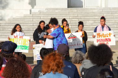 Berkeley, Ca - 19 Temmuz 2019: Sproul Plaza 'daki kimliği belirsiz protestocular, Hawaii' deki eylemcilerle dayanışma içinde olarak Mauna Kea 'yı 30 metrelik bir teleskopun tepesinden korumak için protesto ettiler.