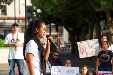 Berkeley, Ca - 19 Temmuz 2019: Sproul Plaza 'daki kimliği belirsiz protestocular, Hawaii' deki eylemcilerle dayanışma içinde olarak Mauna Kea 'yı 30 metrelik bir teleskopun tepesinden korumak için protesto ettiler.