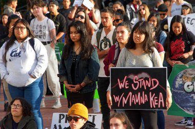 Berkeley, Ca - 19 Temmuz 2019: Sproul Plaza 'daki kimliği belirsiz protestocular, Hawaii' deki eylemcilerle dayanışma içinde olarak Mauna Kea 'yı 30 metrelik bir teleskopun tepesinden korumak için protesto ettiler.