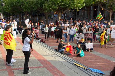 Berkeley, Ca - 19 Temmuz 2019: Sproul Plaza 'daki kimliği belirsiz protestocular, Hawaii' deki eylemcilerle dayanışma içinde olarak Mauna Kea 'yı 30 metrelik bir teleskopun tepesinden korumak için protesto ettiler.
