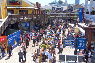 San Francisco, Ca - 20 Temmuz 2019: 13 tam servis restoranı, 90 + mağazası ve dünyaca ünlü Kaliforniya deniz aslanları da dahil olmak üzere popüler turizm ve 39. rıhtımdaki trafik
