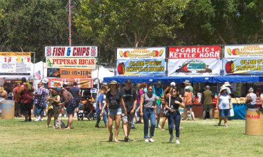 Gilroy, Ca - 27 Temmuz 2019: ABD 'de yılda binlerce ziyaretçinin katıldığı 41. Geleneksel Sarımsak Festivali' nin kimliği belirsiz katılımcıları.