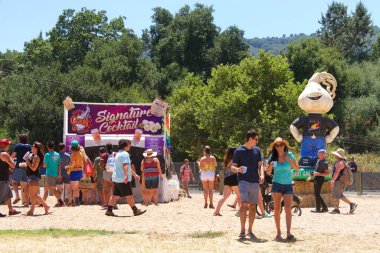 Gilroy, Ca - 27 Temmuz 2019: ABD 'de yılda binlerce ziyaretçinin katıldığı 41. Geleneksel Sarımsak Festivali' nin kimliği belirsiz katılımcıları.