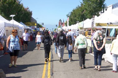 Alameda, Ca - 27 Temmuz 2019: Geleneksel Sanat ve Şarap Festivali 'nin kimliği belirsiz katılımcıları, 250' den fazla sanatçı, festival yemekleri, yerel kaliteli şaraplar ve el yapımı biralar, 3 etapta devam eden canlı müzik.