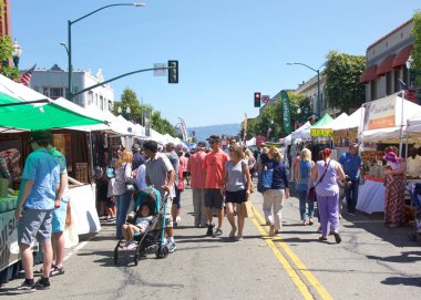 Alameda, Ca - 27 Temmuz 2019: Geleneksel Sanat ve Şarap Festivali 'nin kimliği belirsiz katılımcıları, 250' den fazla sanatçı, festival yemekleri, yerel kaliteli şaraplar ve el yapımı biralar, 3 etapta devam eden canlı müzik.