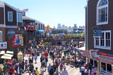 San Francisco, Ca - 3 Ağustos 2019: 13 tam servis restoranı, 90 + mağazası ve dünyaca ünlü Kaliforniya deniz aslanları da dahil olmak üzere popüler eğlence merkezleri olan Pier 39 'da yürüyen turistler