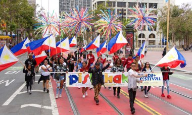 San Francisco, Ca - 10 Ağustos 2019: 26. Geleneksel Pistahan Geçit Töreni 'nin kimliği belirsiz katılımcıları, Filipinli topluluğun gurur ve çeşitliliğinin şenlik şamandıraları, etnik dansları vs.